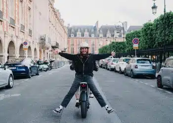 une personne sur un 2 roues en ville