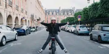 une personne sur un 2 roues en ville